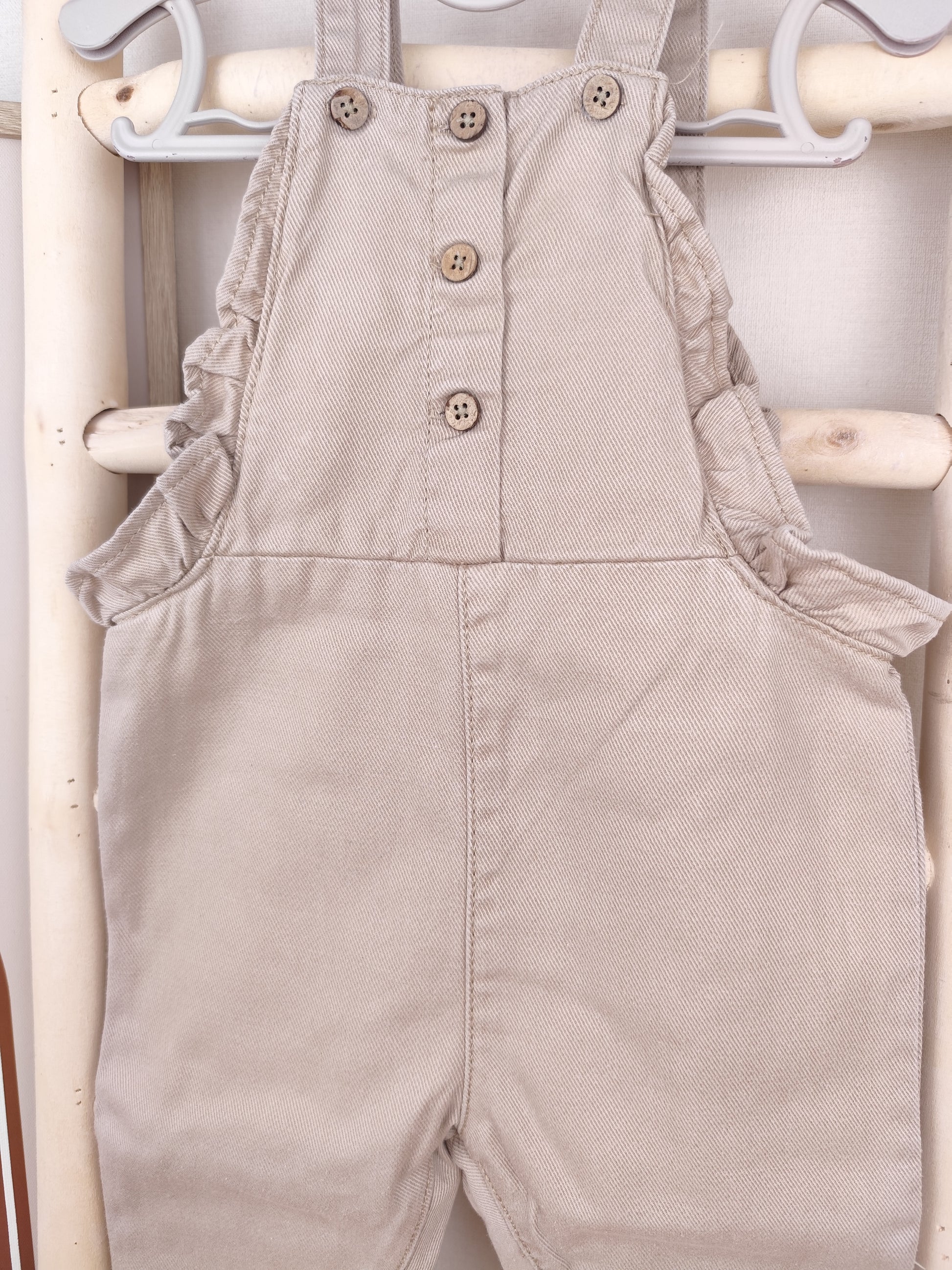 Topomini Latzhose - Rüschen - Größe 74 (B-Ware)